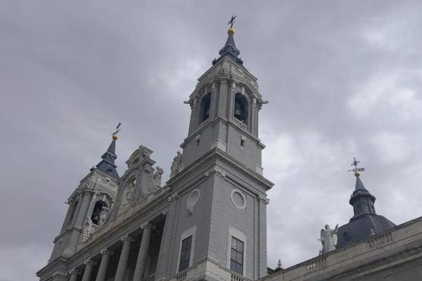 欧洲教堂大门冲哪个方位开，欧洲的教堂用的是什么材料-？
